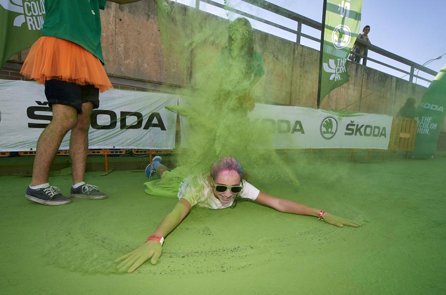 Carrera Color Run - Imagen participantes en la carrera con nubes de polvo de color verde.