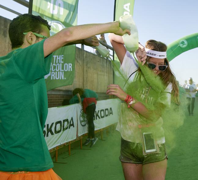 Carrera Color Run - Imagen participantes en la carrera con nubes de polvo de color verde.