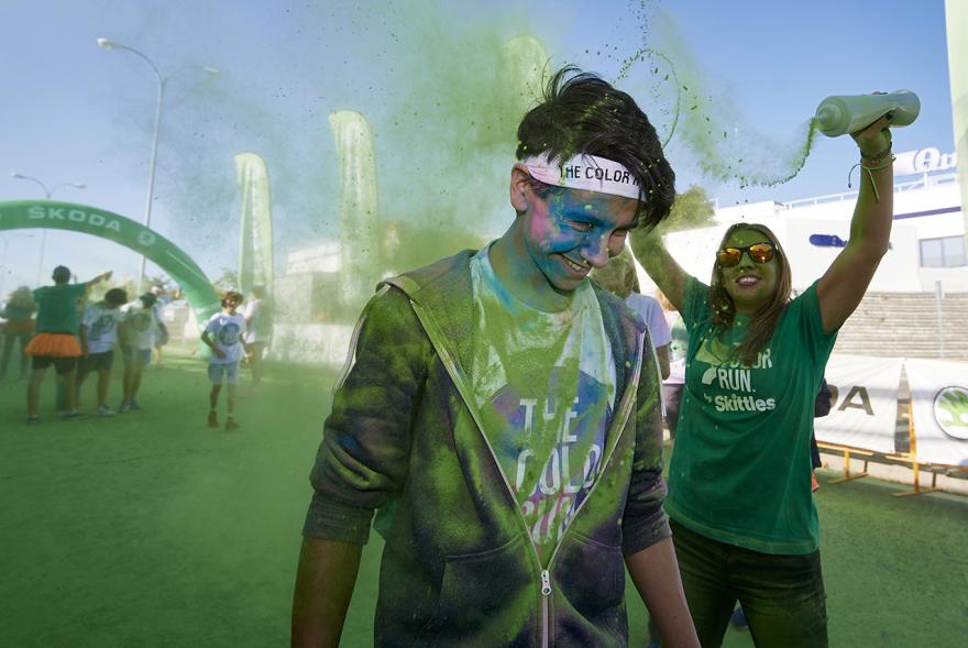 Carrera Color Run - Imagen participantes en la carrera con nubes de polvo de color verde.