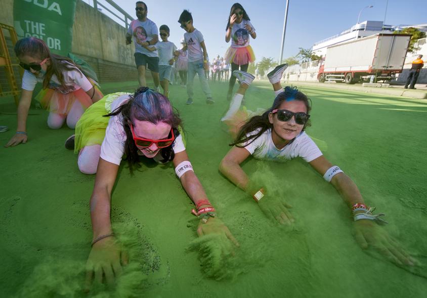 Carrera Color Run - Imagen participantes en la carrera con nubes de polvo de color verde.