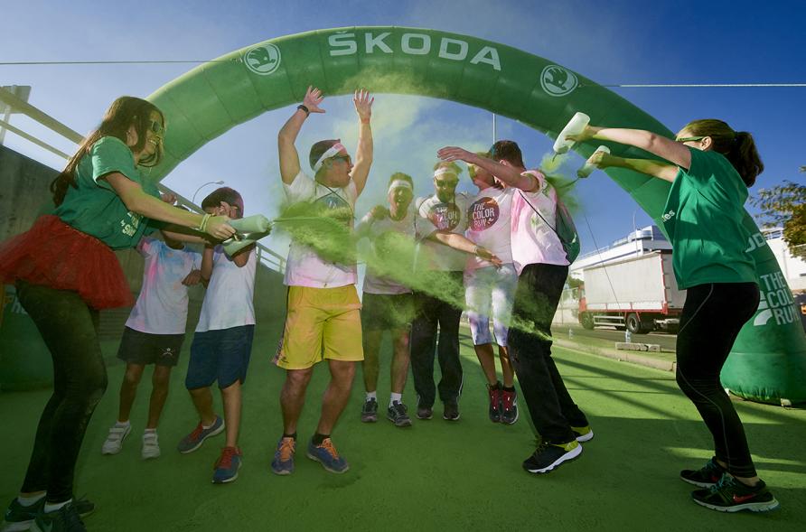 Carrera Color Run - Imagen participantes en la carrera con nubes de polvo de color verde.