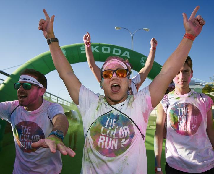 Carrera Color Run - Imagen participantes en la carrera con nubes de polvo de color verde.