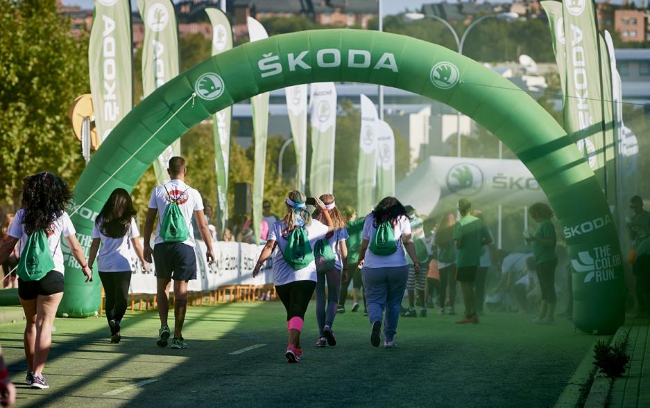 Carrera Color Run - Imagen participantes en la carrera con nubes de polvo de color verde.