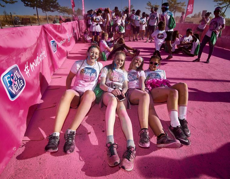Carrera Color Run - Imagen participantes en la carrera con nubes de polvo de color rosa.