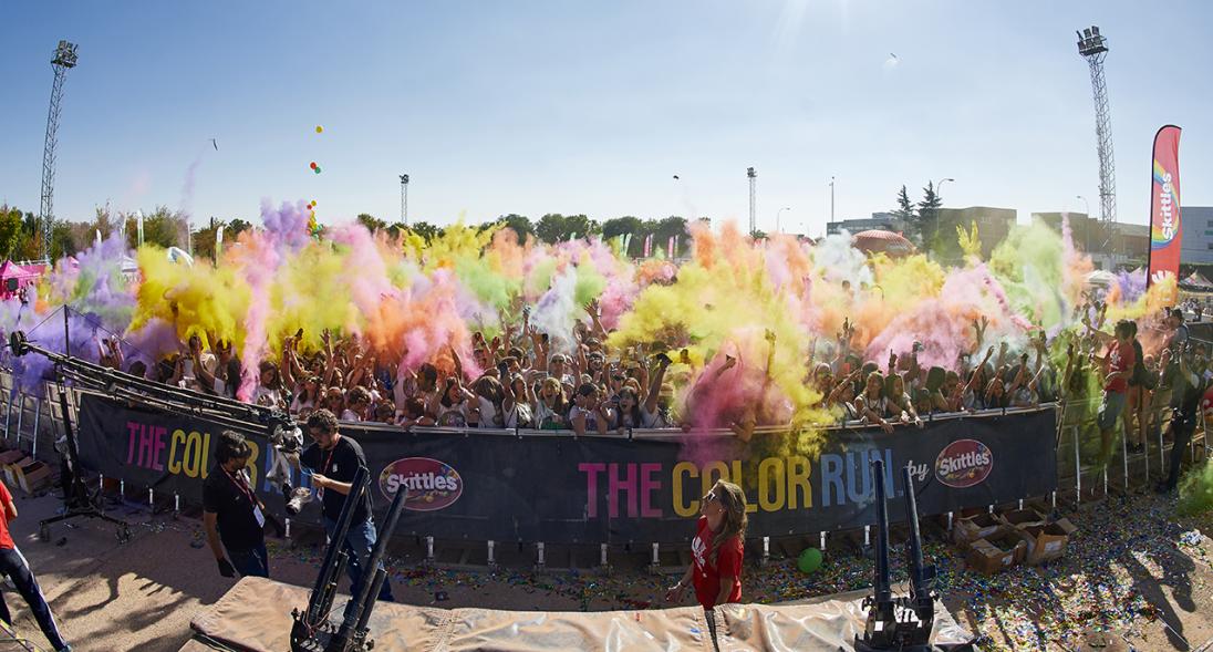 Carrera Color Run - Imagen del público en general con polvo de todos los colores.