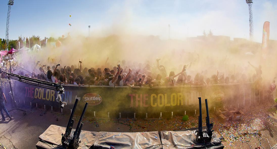 Carrera Color Run - Imagen del público en general con polvo de todos los colores.