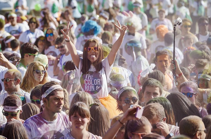 Carrera Color Run - Imagen del público en general con polvo de todos los colores.