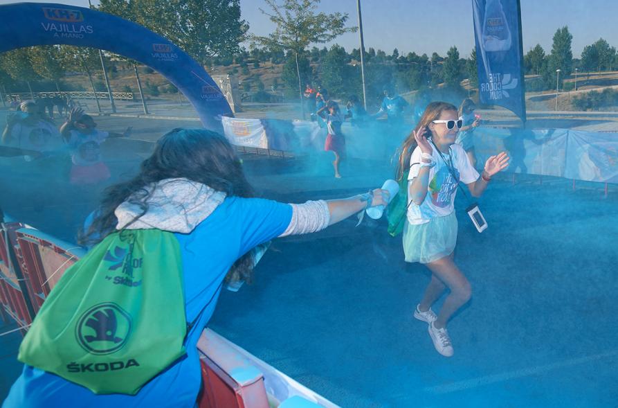 Carrera Color Run - Imagen participantes en la carrera con nubes de polvo de color azul.