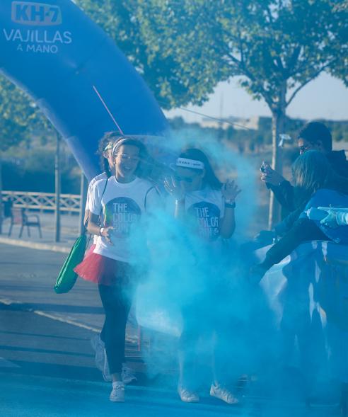 Carrera Color Run - Imagen participantes en la carrera con nubes de polvo de color azul.