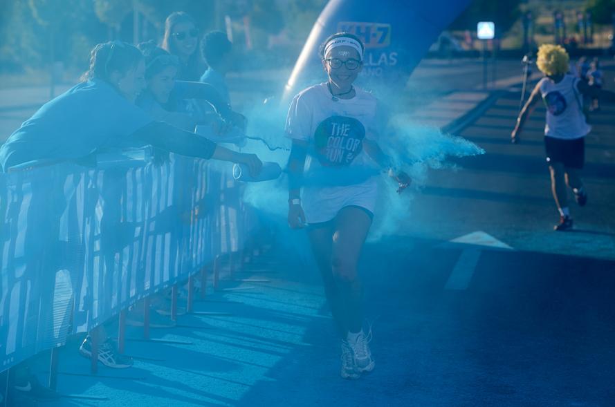 Carrera Color Run - Imagen participantes en la carrera con nubes de polvo de color azul.