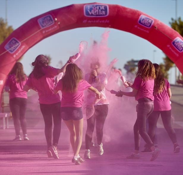 Carrera Color Run - Imagen participantes en la carrera con nubes de polvo de color rosa.