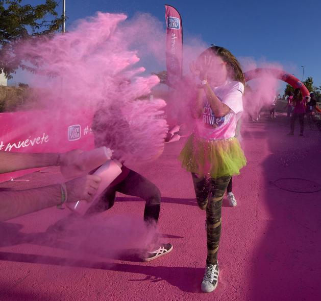 Carrera Color Run - Imagen participantes en la carrera con nubes de polvo de color rosa.