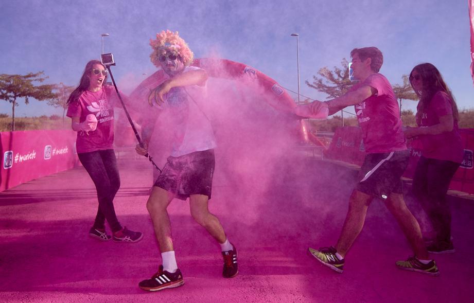 Carrera Color Run - Imagen participantes en la carrera con nubes de polvo de color rosa.