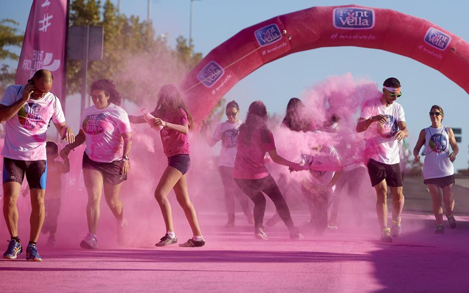 Carrera Color Run - Imagen participantes en la carrera con nubes de polvo de color rosa.
