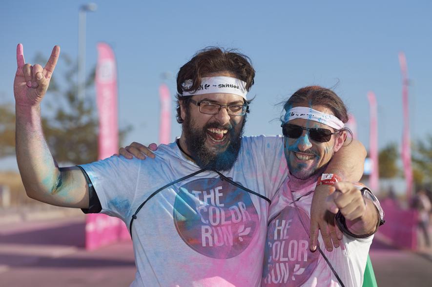 Carrera Color Run - Imagen participantes en la carrera con nubes de polvo de color rosa.