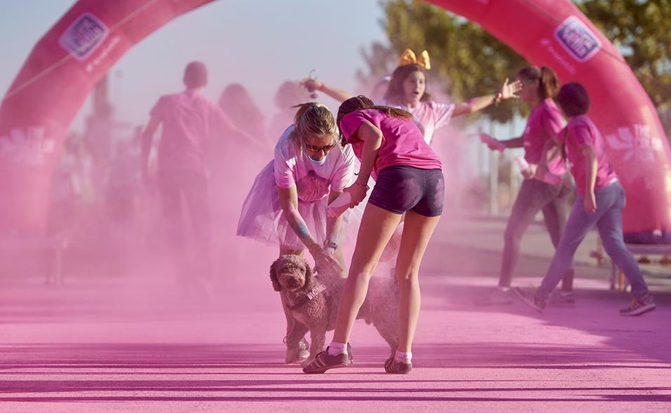 Carrera Color Run - Imagen participantes en la carrera con nubes de polvo de color rosa.