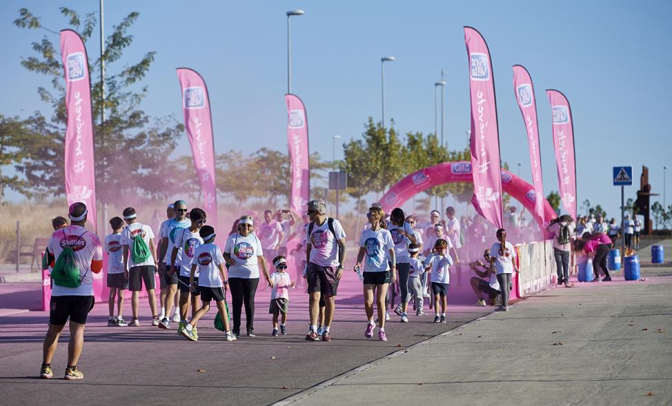 Carrera Color Run - Imagen participantes en la carrera con nubes de polvo de color rosa.