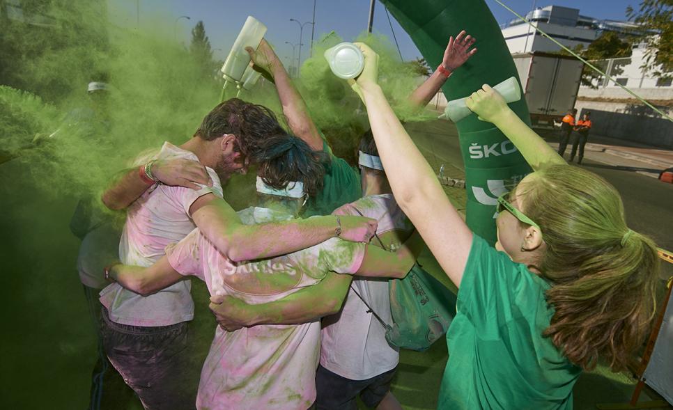 Carrera Color Run - Imagen participantes en la carrera con nubes de polvo de color verde.