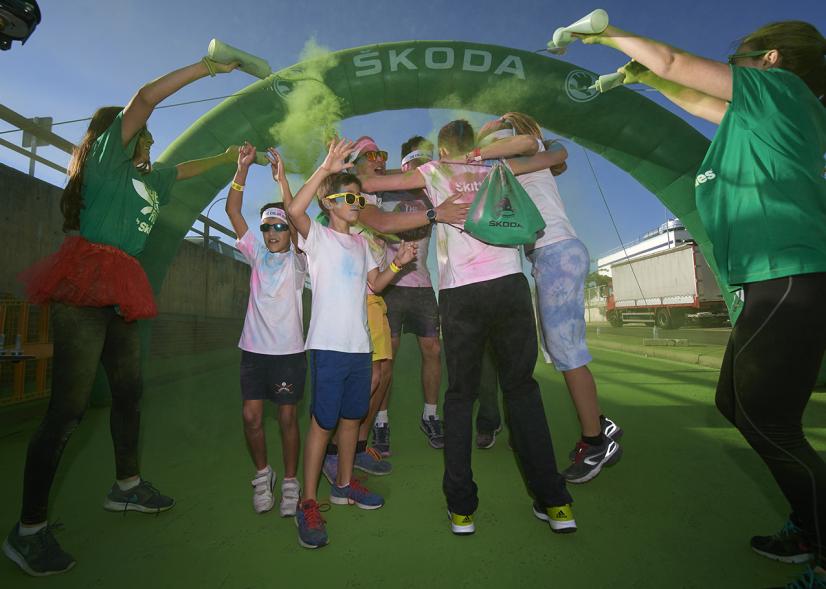 Carrera Color Run - Imagen participantes en la carrera con nubes de polvo de color verde.