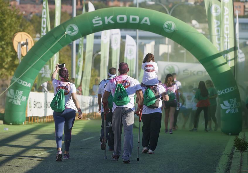 Carrera Color Run - Imagen participantes en la carrera con nubes de polvo de color verde.