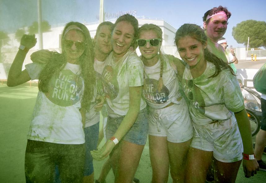 Carrera Color Run - Imagen participantes en la carrera con nubes de polvo de color verde.