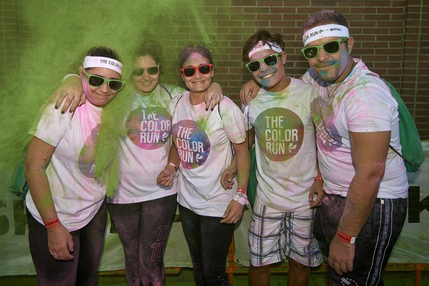 Carrera Color Run - Imagen participantes en la carrera con nubes de polvo de color verde.