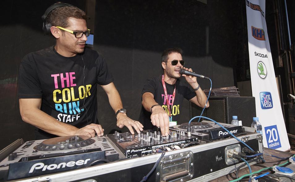 Carrera Color Run - Imagen del dj's animador del evento.
