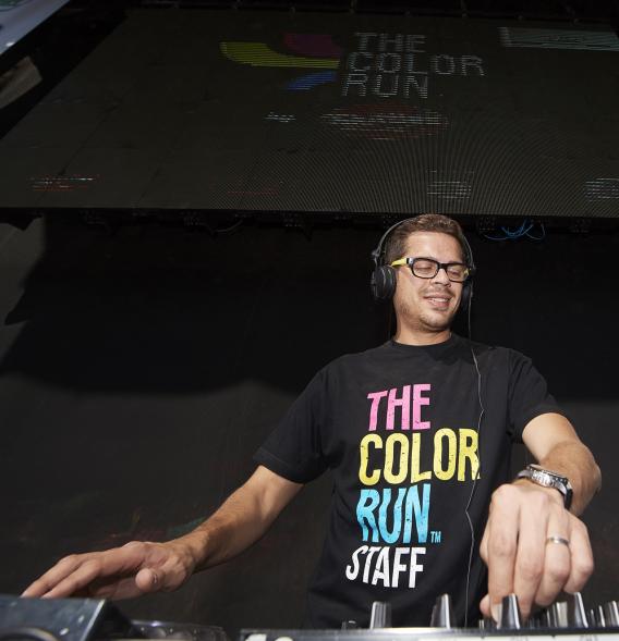Carrera Color Run - Imagen del dj animador del evento.
