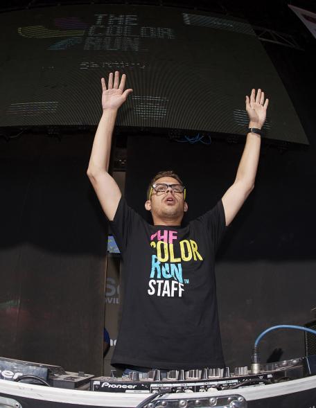 Carrera Color Run - Imagen del dj animador del evento.