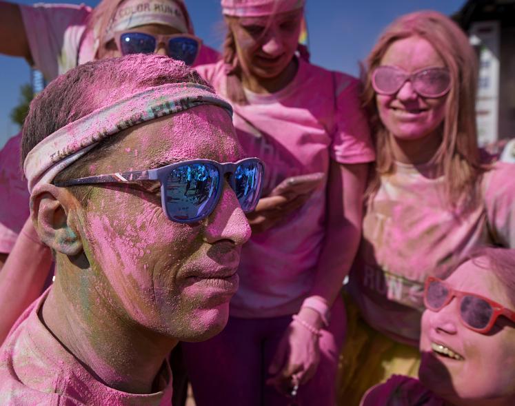 Carrera Color Run - Imagen participantes en la carrera con nubes de polvo de color rosa.