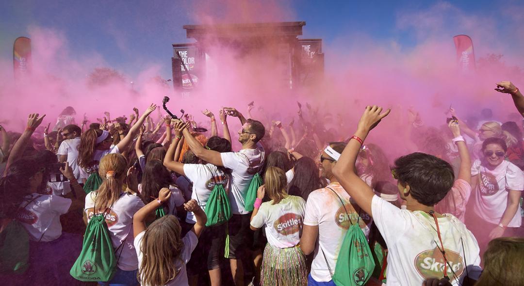 Carrera Color Run - Imagen participantes en la carrera con nubes de polvo de color rosa.