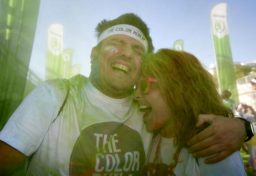 Carrera Color Run - Imagen participantes en la carrera con nubes de polvo de color verde.