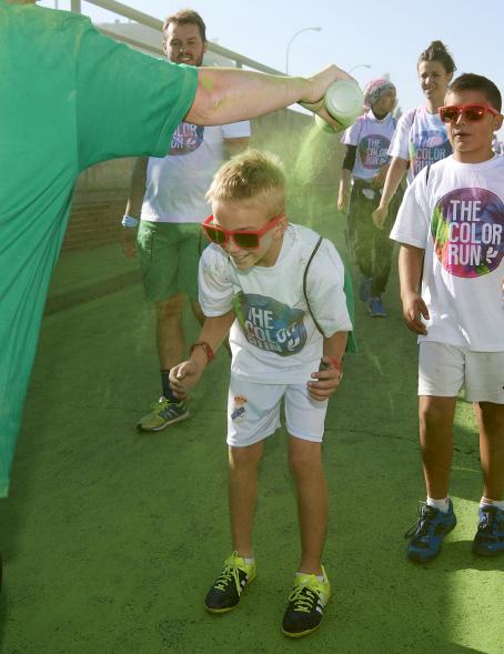 Carrera Color Run - Imagen participantes en la carrera con nubes de polvo de color verde.