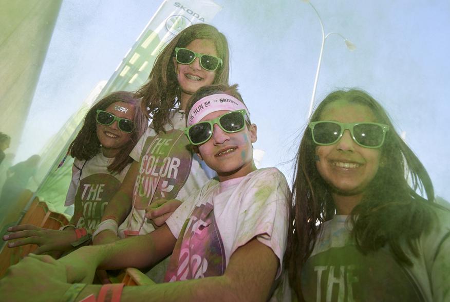 Carrera Color Run - Imagen participantes en la carrera con nubes de polvo de color verde.
