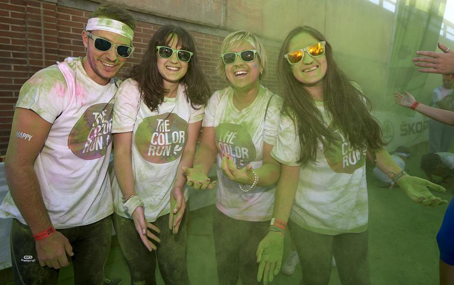 Carrera Color Run - Imagen participantes en la carrera con nubes de polvo de color verde.