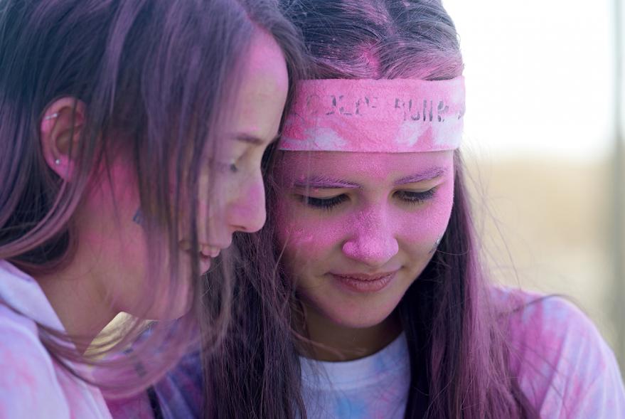 Carrera Color Run - Imagen participantes en la carrera con nubes de polvo de color rosa.