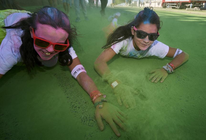 Carrera Color Run - Imagen de participantes en la carrera después de recibir polvo de color verde.