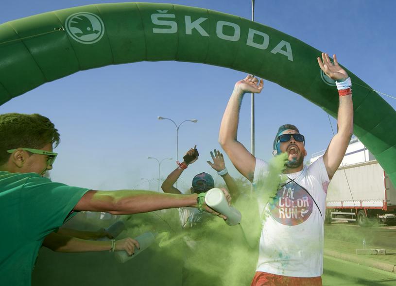 Carrera Color Run - Imagen de participantes en la carrera después de recibir polvo de color verde.