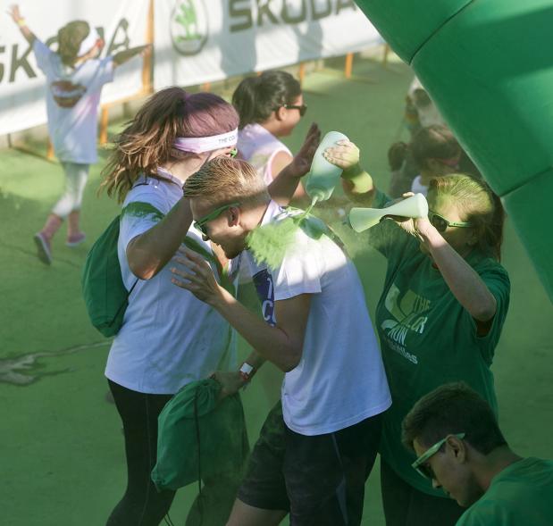 Carrera Color Run - Imagen de participantes en la carrera después de recibir polvo de color verde.
