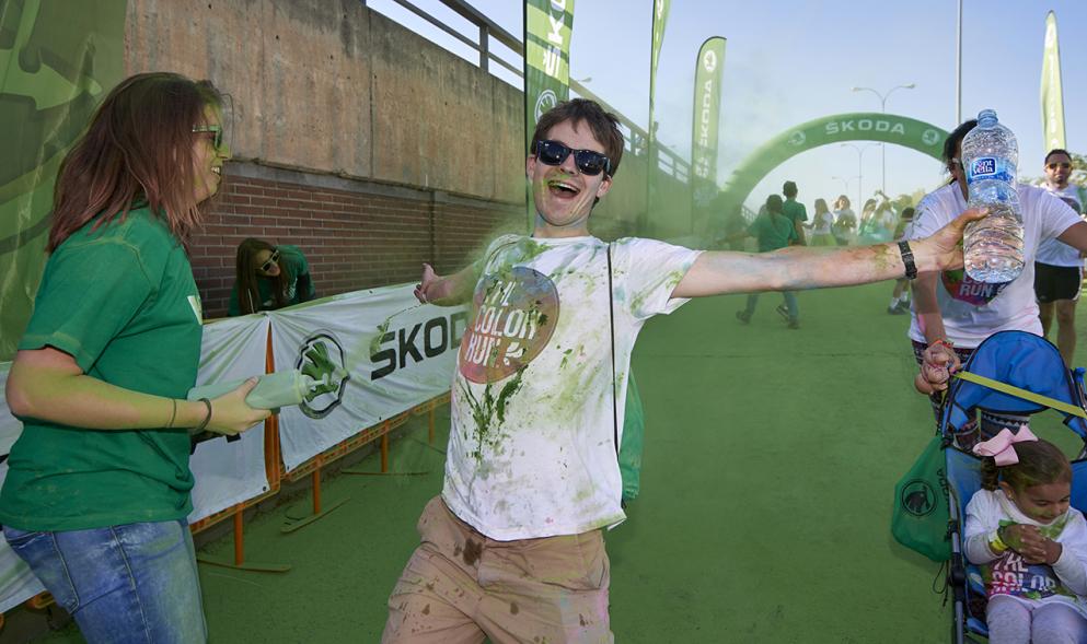 Carrera Color Run - Imagen de participantes en la carrera después de recibir polvo de color verde.