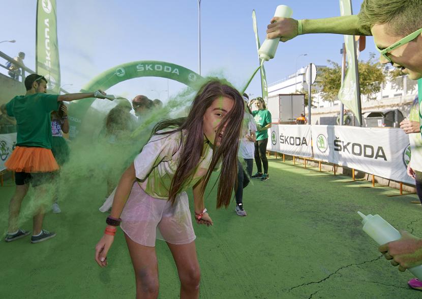 Carrera Color Run - Imagen de participante en la carrera después de recibir polvo de color verde.