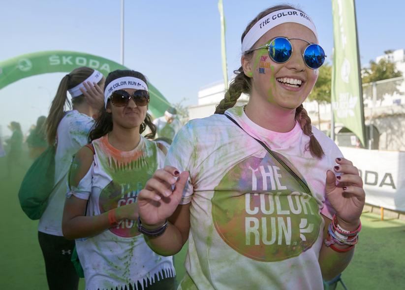 Carrera Color Run - Imagen participantes en la carrera con nubes de polvo de color verde.