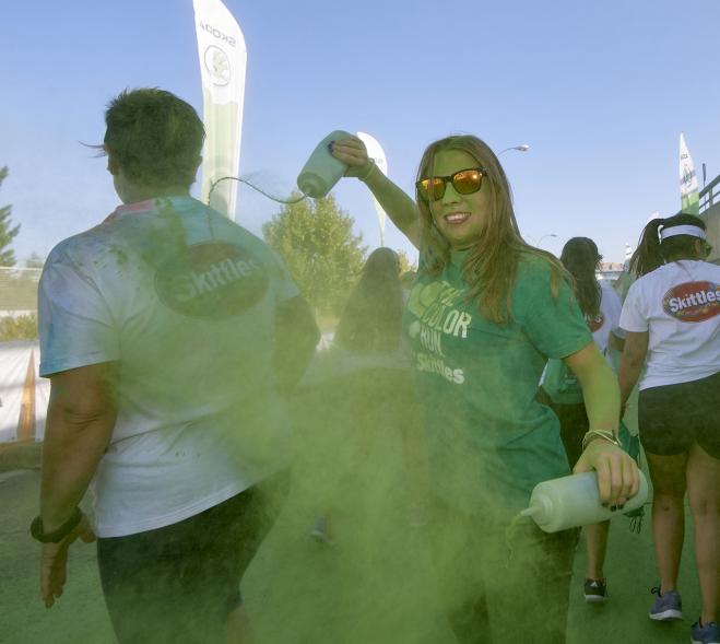 Carrera Color Run - Imagen participantes en la carrera con nubes de polvo de color verde.