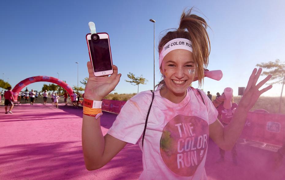 Carrera Color Run - Imagen participantes en la carrera con nubes de polvo de color rosa.