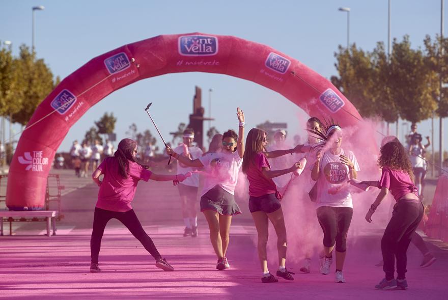Carrera Color Run - Imagen participantes en la carrera con nubes de polvo de color rosa.