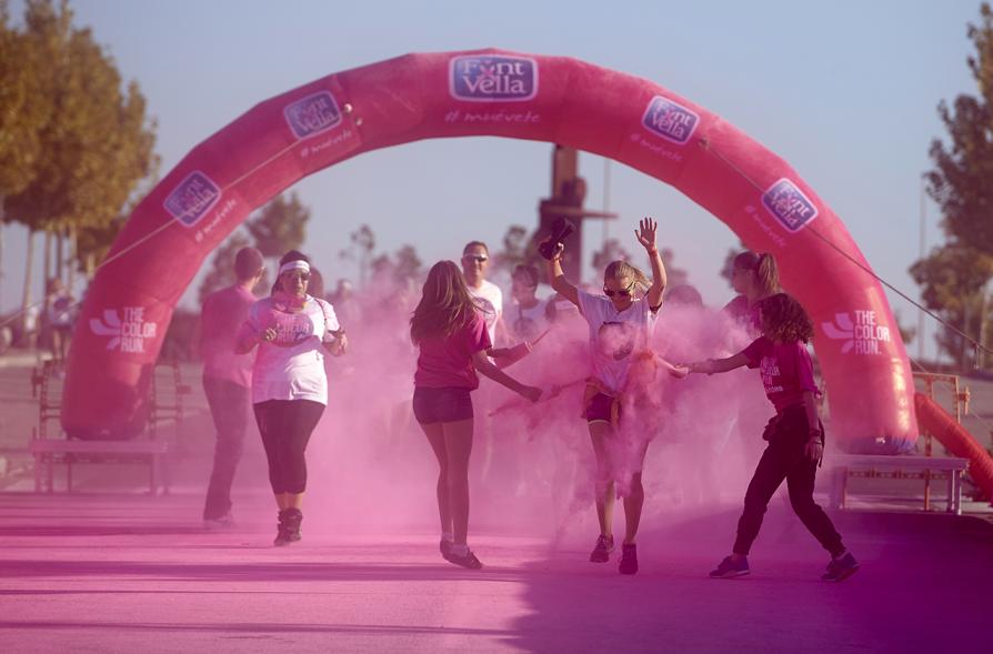 Carrera Color Run - Imagen participantes en la carrera con nubes de polvo de color rosa.