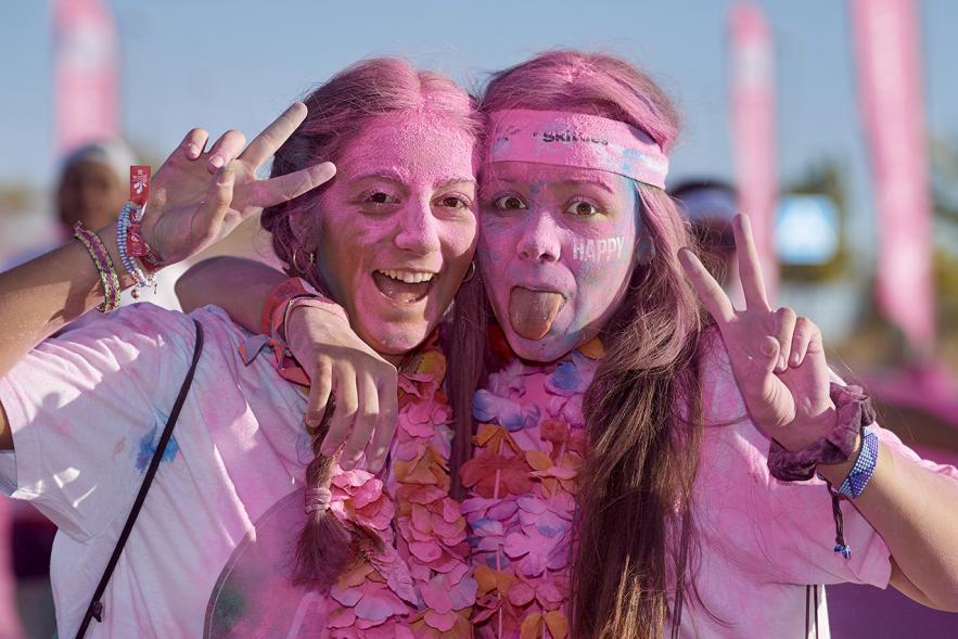 Carrera Color Run - Imagen participantes en la carrera con nubes de polvo de color rosa.