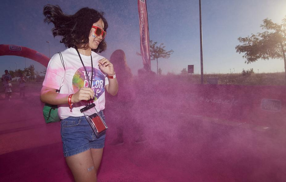 Carrera Color Run - Imagen participantes en la carrera con nubes de polvo de color rosa.