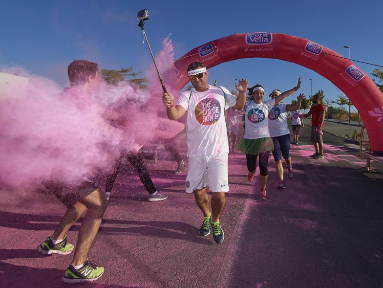 Carrera Color Run - Imagen participantes en la carrera con nubes de polvo de color rosa.