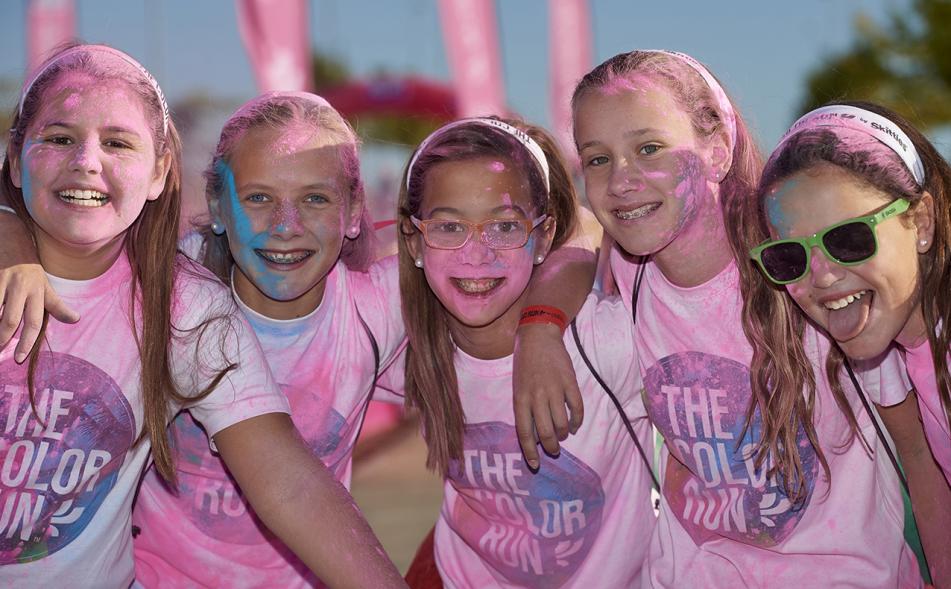 Carrera Color Run - Imagen participantes en la carrera con nubes de polvo de color rosa.